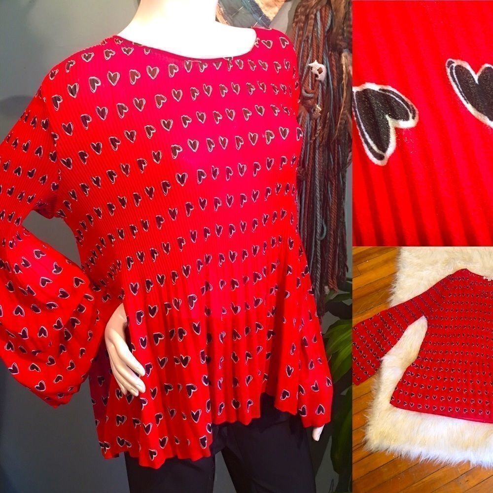 Gorgeous Accordion Bell sleeve heart ♥️ print top